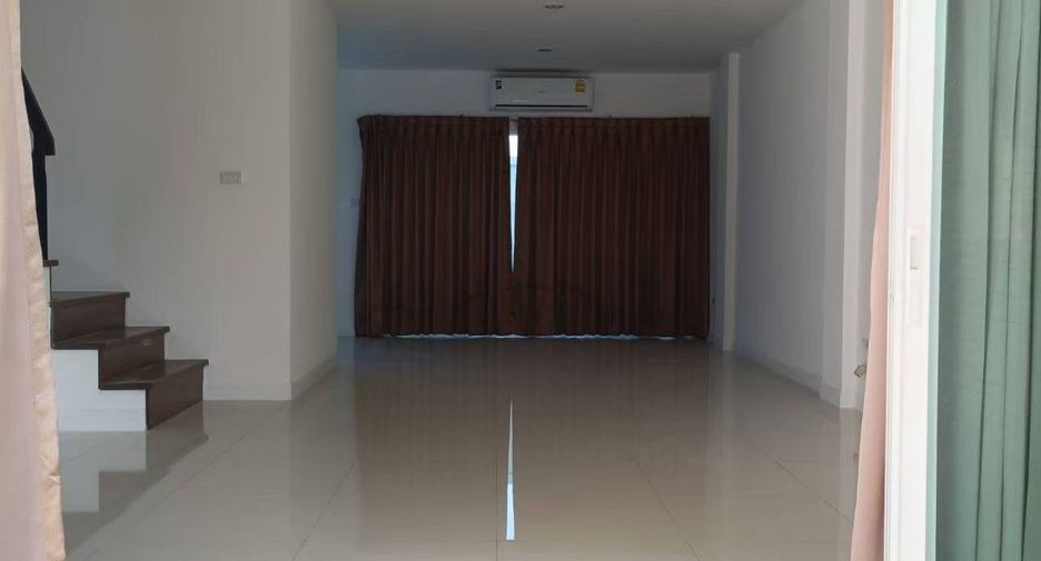 For rent 3 bedrooms townhouse in Lat Phrao, Bangkok