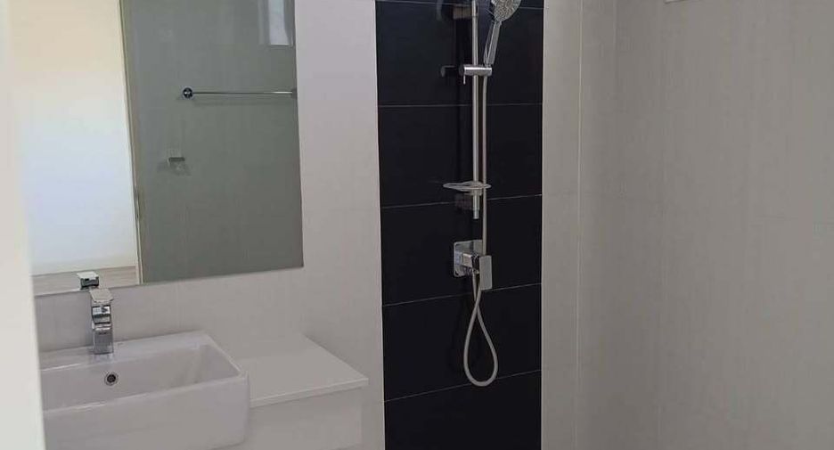 For rent 3 bedrooms townhouse in Lat Phrao, Bangkok