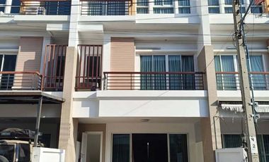 For rent 3 bedrooms townhouse in Lat Phrao, Bangkok