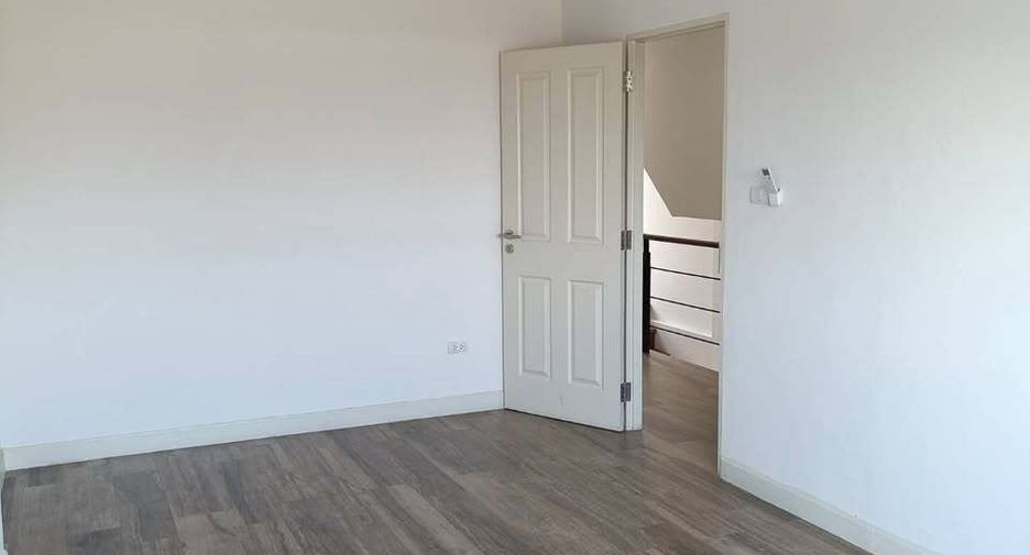 For rent 3 bedrooms townhouse in Lat Phrao, Bangkok