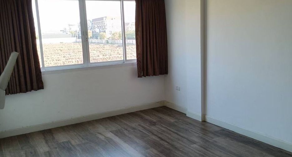 For rent 3 bedrooms townhouse in Lat Phrao, Bangkok