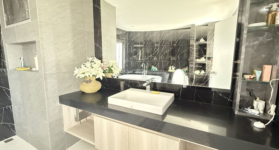 For sale 3 bedrooms condo in Sathon, Bangkok
