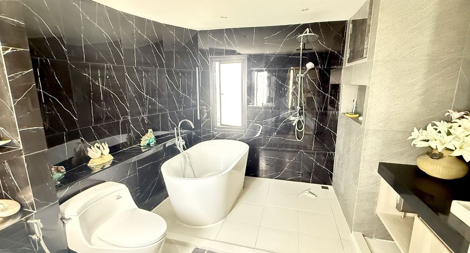 For sale 3 bedrooms condo in Sathon, Bangkok