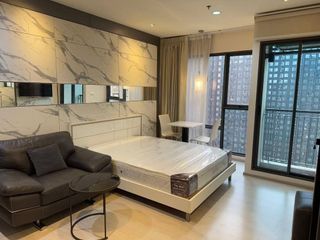 À louer studio condo à Huai Khwang, Bangkok