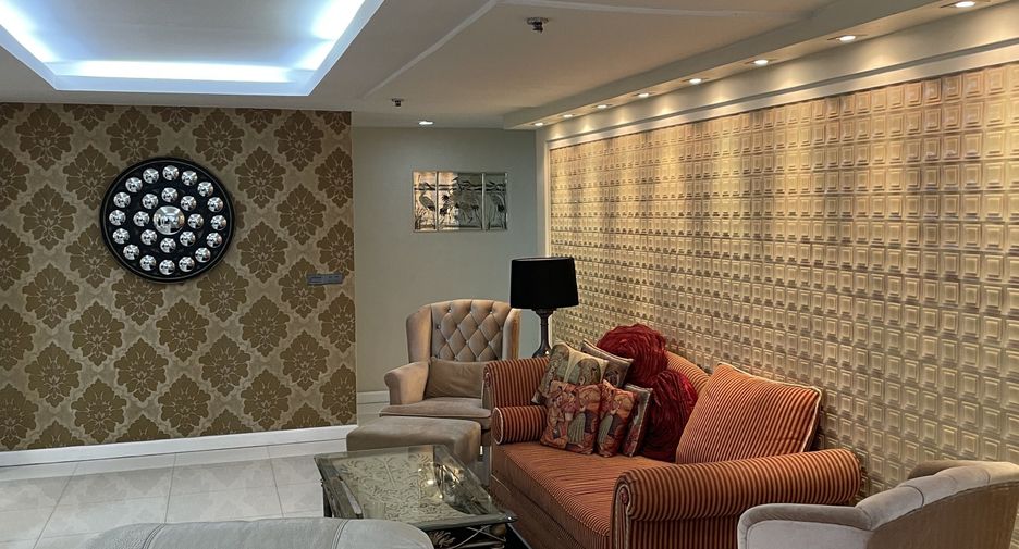 For sale 3 bedrooms condo in Watthana, Bangkok
