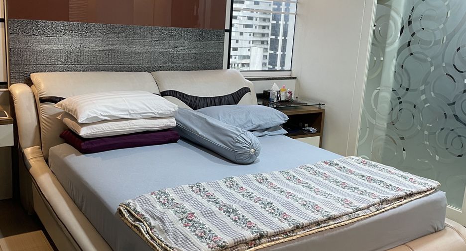 For sale 3 bedrooms condo in Watthana, Bangkok
