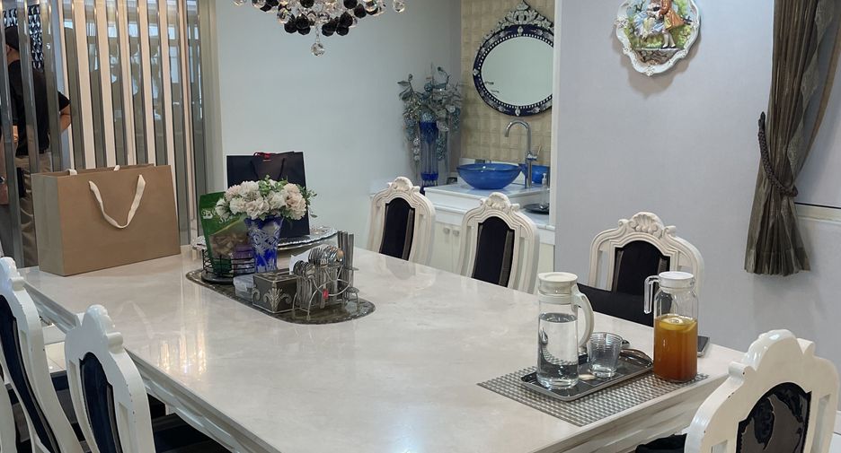 For sale 3 bedrooms condo in Watthana, Bangkok