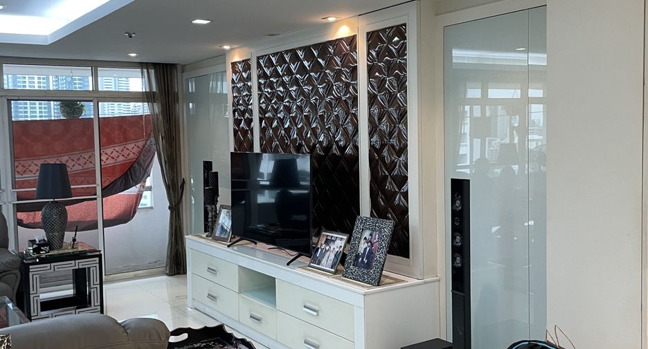 For sale 3 bedrooms condo in Watthana, Bangkok