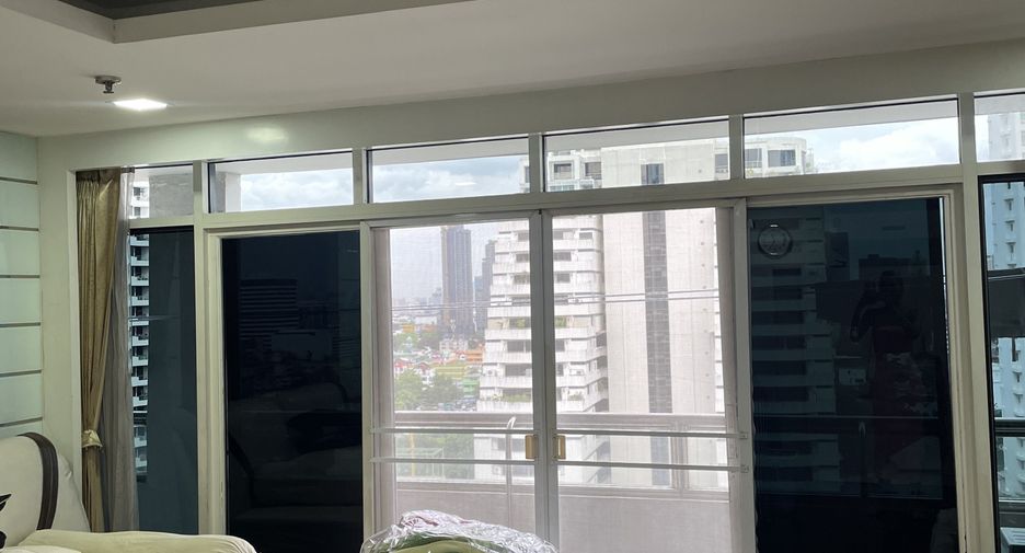 For sale 3 bedrooms condo in Watthana, Bangkok
