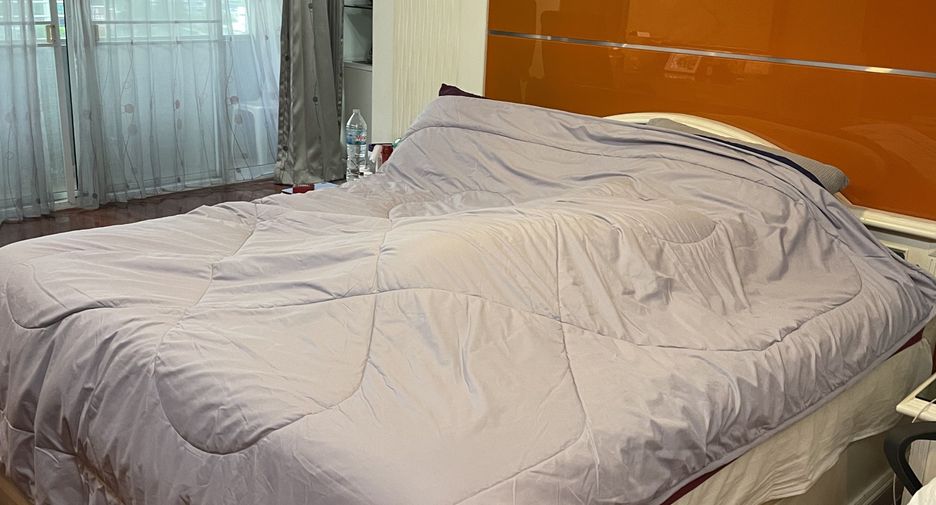 For sale 3 bedrooms condo in Watthana, Bangkok