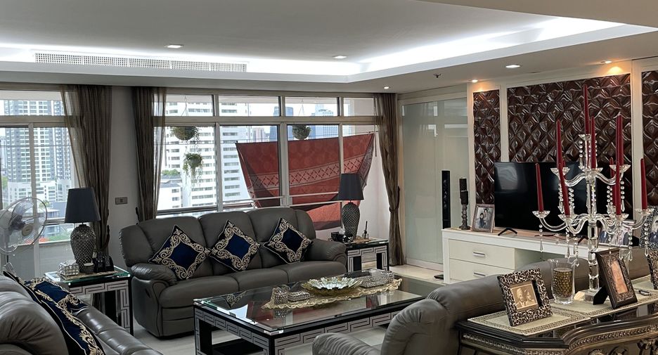 For sale 3 bedrooms condo in Watthana, Bangkok