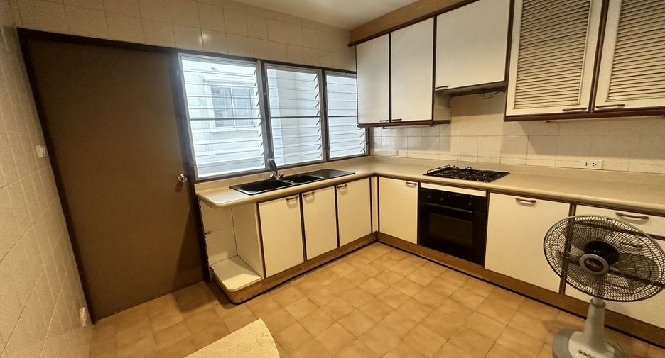 For rent 2 bedrooms apartment in Watthana, Bangkok