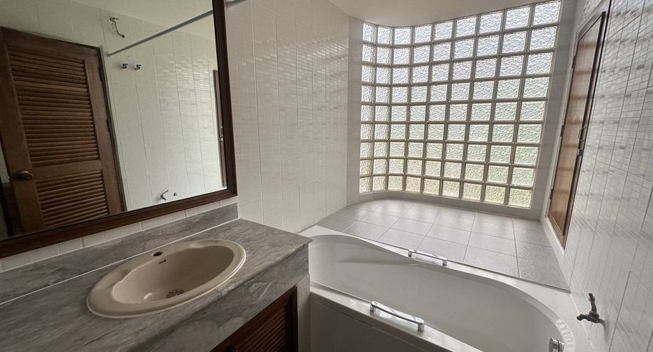 For rent 2 bedrooms apartment in Watthana, Bangkok