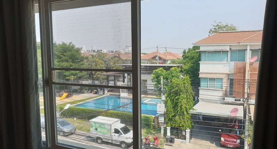 For rent 4 bedrooms townhouse in Bang Kapi, Bangkok