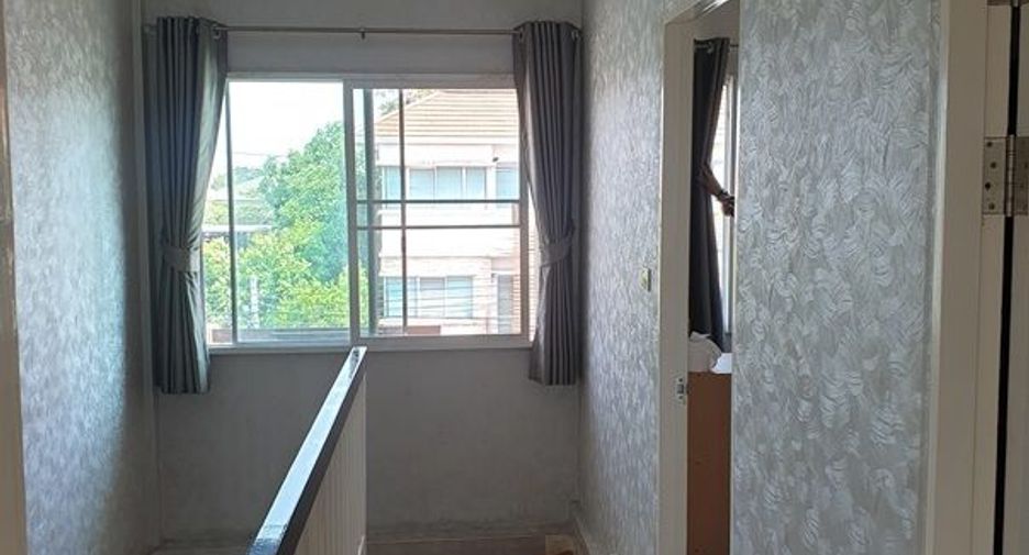 For rent 4 bedrooms townhouse in Bang Kapi, Bangkok