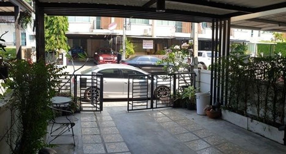 For rent 4 bedrooms townhouse in Bang Kapi, Bangkok