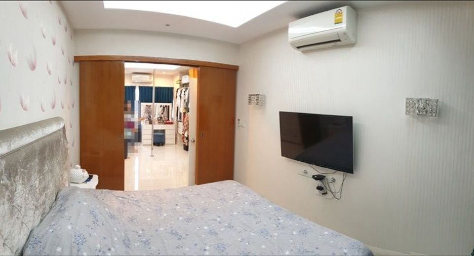 For rent 4 bedrooms townhouse in Bang Kapi, Bangkok