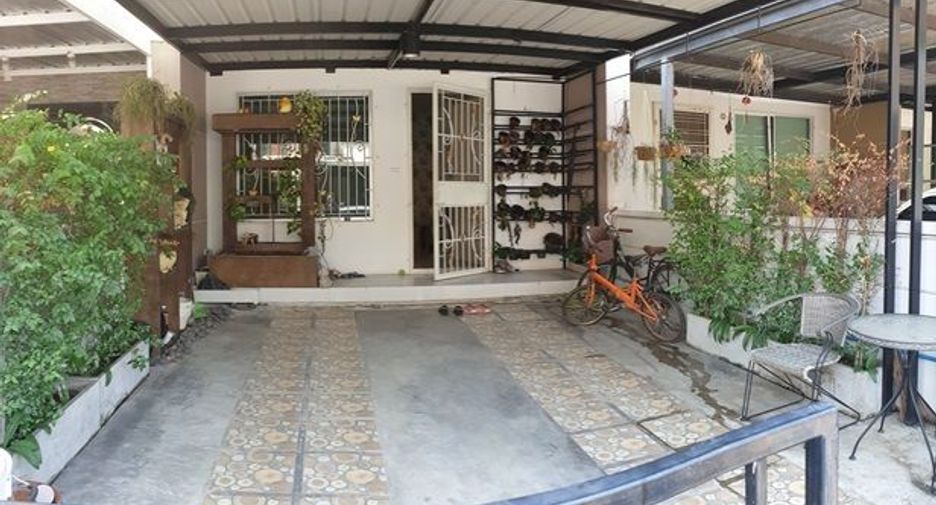 For rent 4 bedrooms townhouse in Bang Kapi, Bangkok