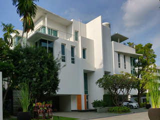 For rent 5 bedrooms house in Yan Nawa, Bangkok