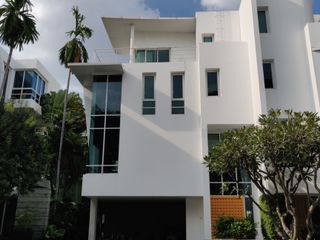 For rent 5 bedrooms house in Yan Nawa, Bangkok