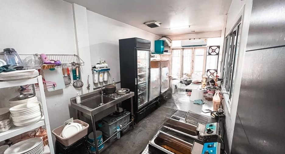For sale and for rent 5 bedrooms retail Space in Watthana, Bangkok