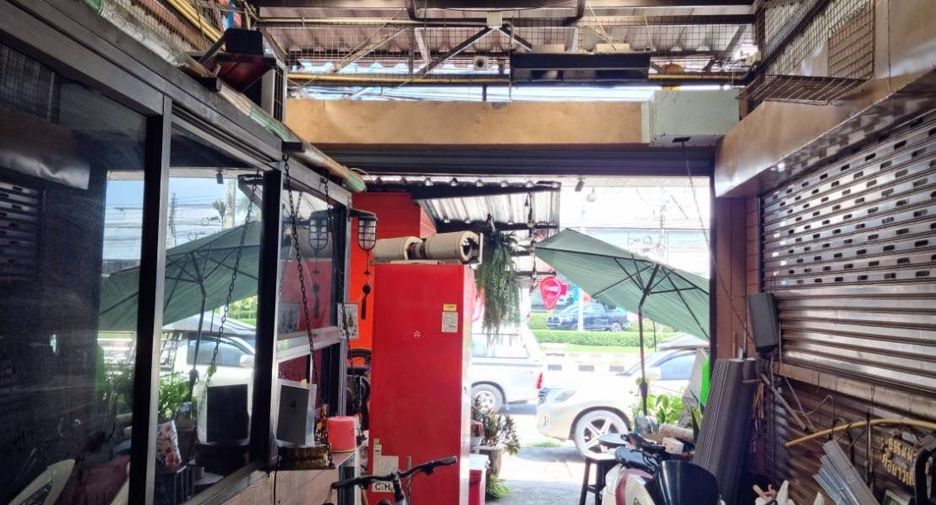 For sale 3 bedrooms retail Space in Mueang Samut Prakan, Samut Prakan