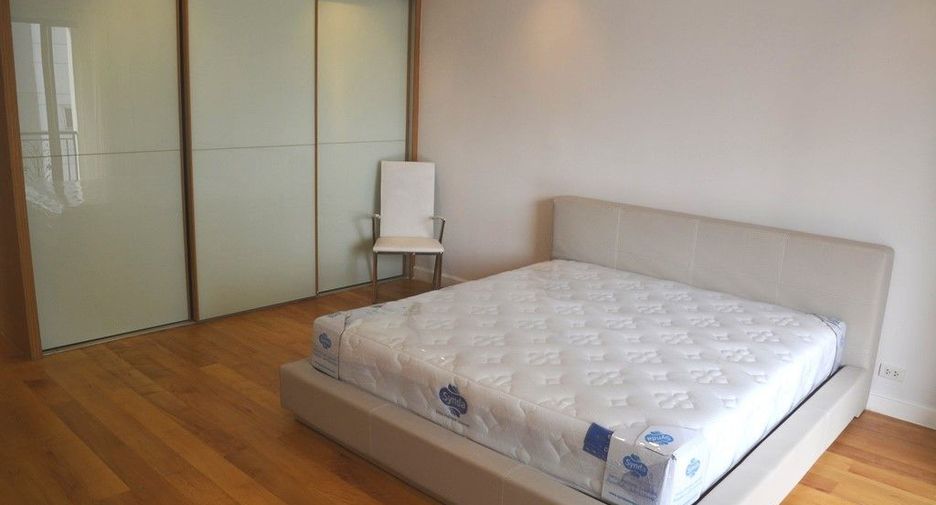 For rent 3 bedrooms condo in Watthana, Bangkok
