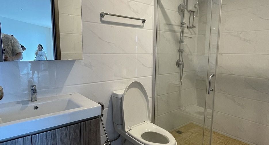 For rent 2 bedrooms condo in Huai Khwang, Bangkok