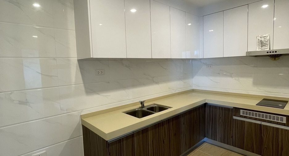 For rent 2 bedrooms condo in Huai Khwang, Bangkok