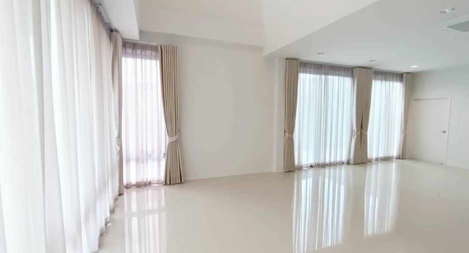 For rent 3 bedrooms townhouse in Don Mueang, Bangkok