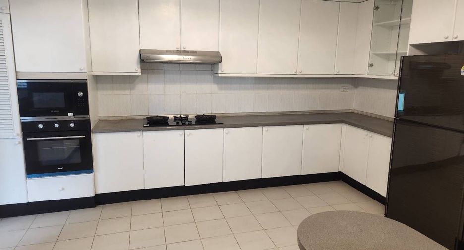 For rent 4 bedrooms apartment in Watthana, Bangkok