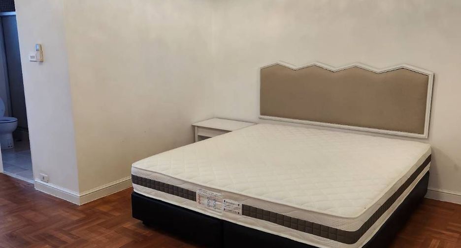 For rent 4 bedrooms apartment in Watthana, Bangkok