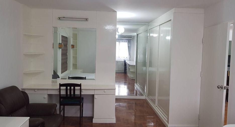 For rent 3 bedrooms condo in Watthana, Bangkok