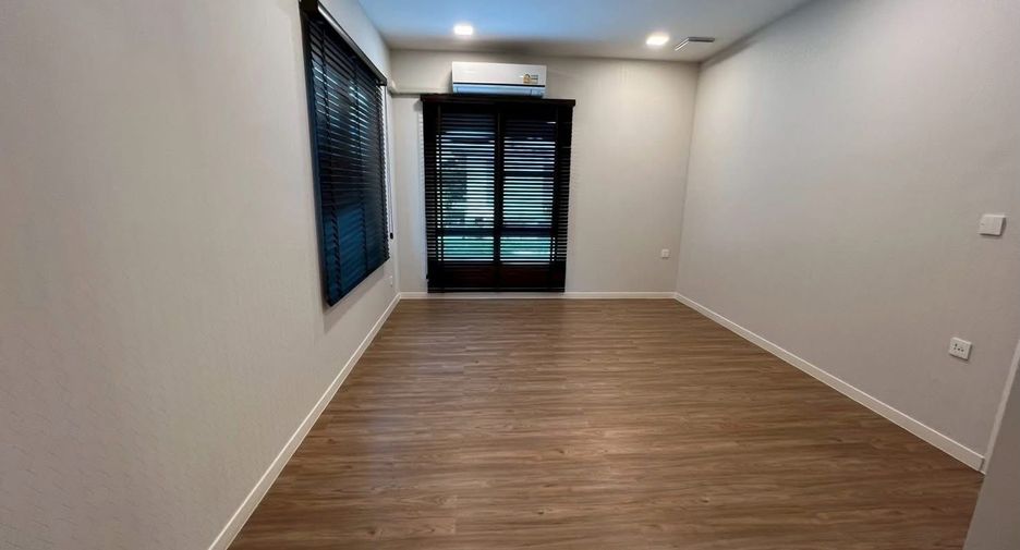 Casa en alquiler de 4 habitaciones en Bang Phli, Samut Prakan