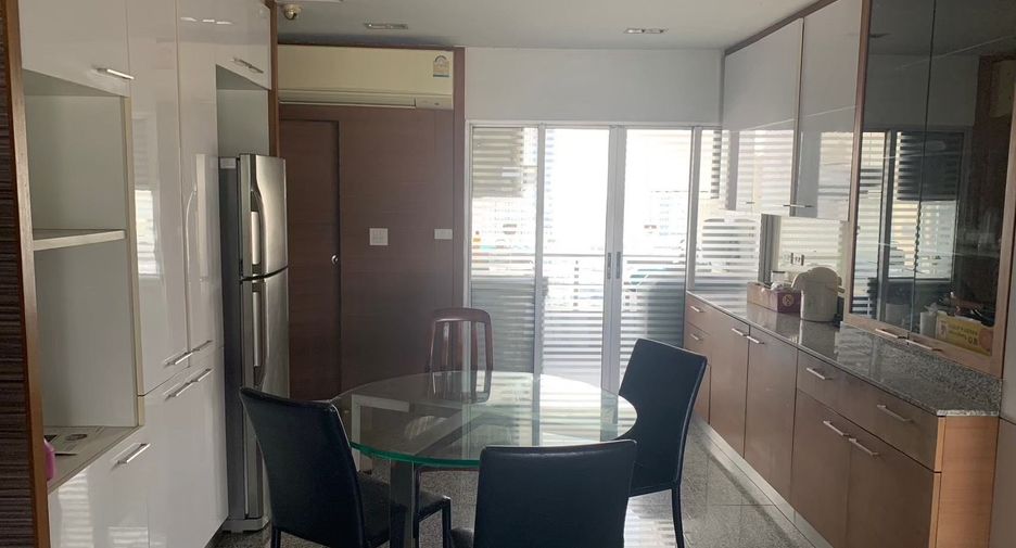 For rent 4 bedrooms condo in Sathon, Bangkok
