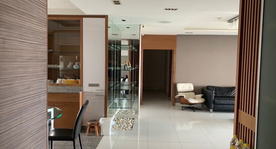 For rent 4 bedrooms condo in Sathon, Bangkok