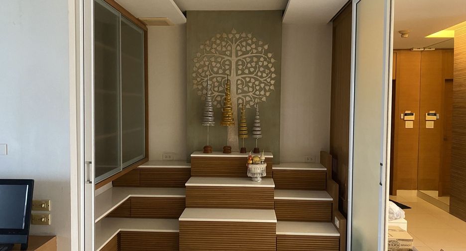 For rent 4 bedrooms condo in Sathon, Bangkok