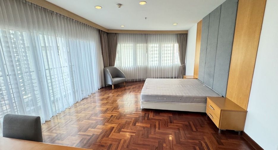 For rent 3 bedrooms apartment in Khlong Toei, Bangkok