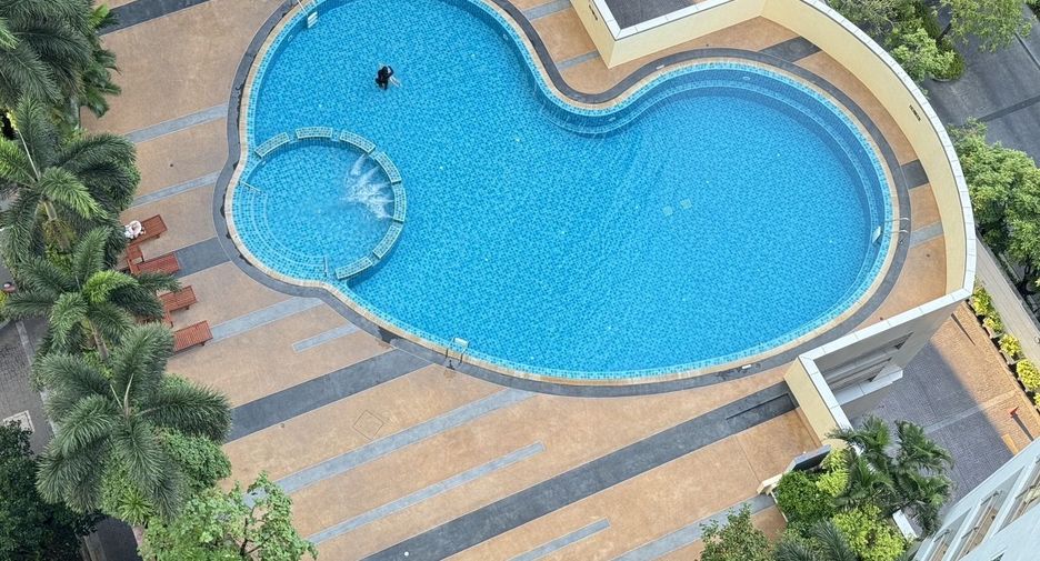 For rent 3 bedrooms apartment in Khlong Toei, Bangkok
