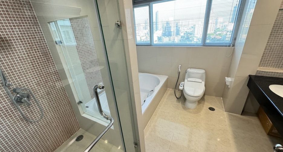For rent 3 bedrooms apartment in Khlong Toei, Bangkok