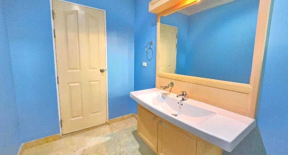 For sale 3 bedrooms house in Taling Chan, Bangkok