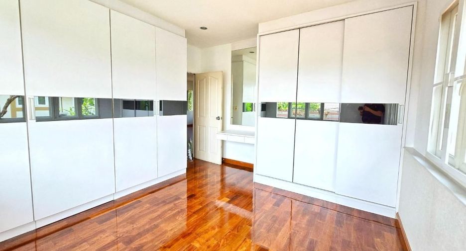 For sale 3 bedrooms house in Taling Chan, Bangkok