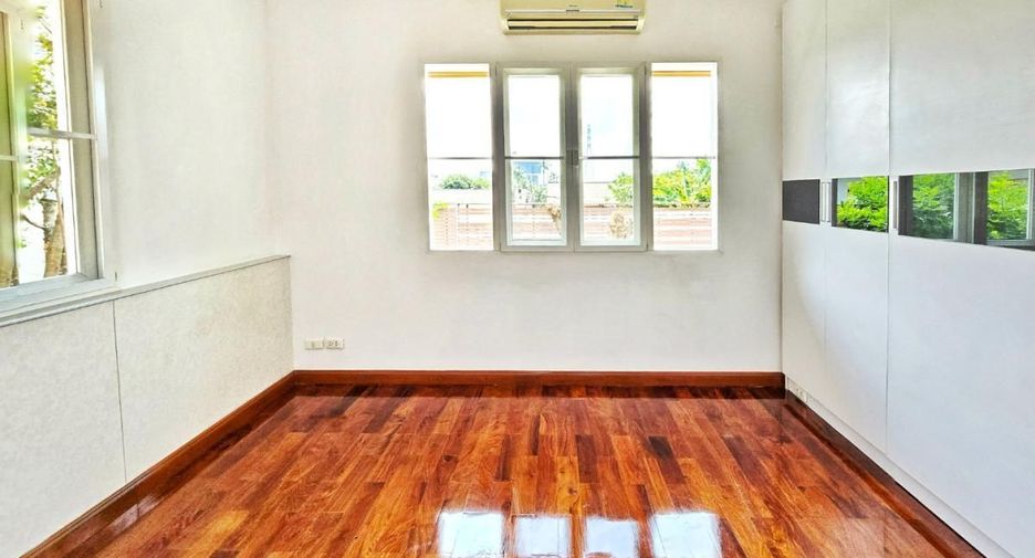 For sale 3 bedrooms house in Taling Chan, Bangkok