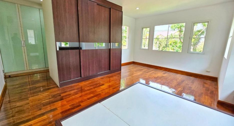 For sale 3 bedrooms house in Taling Chan, Bangkok