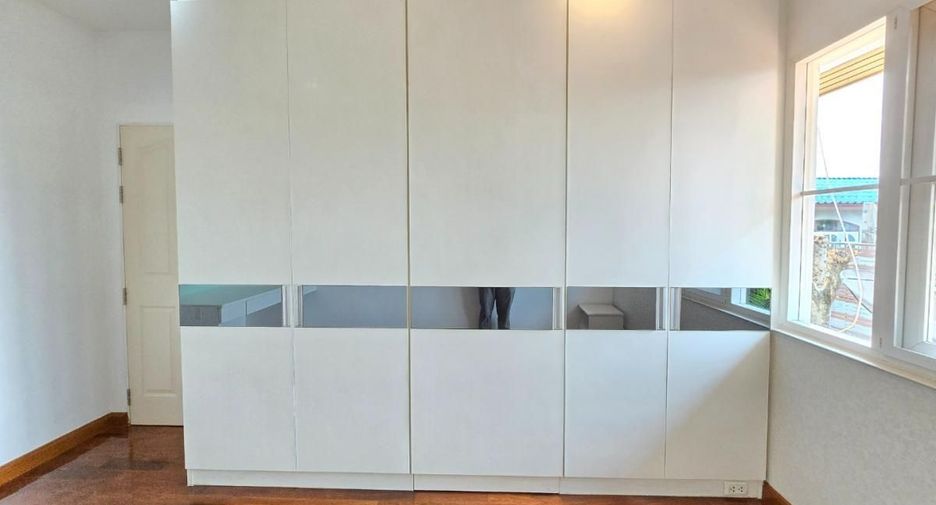 For sale 3 bedrooms house in Taling Chan, Bangkok