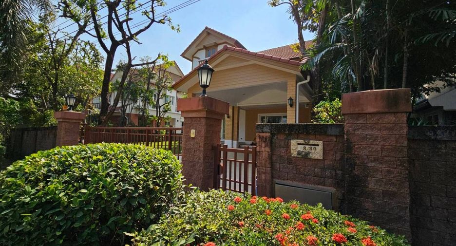 For sale 3 bedrooms house in Taling Chan, Bangkok