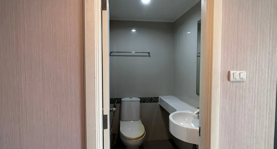 For sale 3 bedrooms condo in Yan Nawa, Bangkok