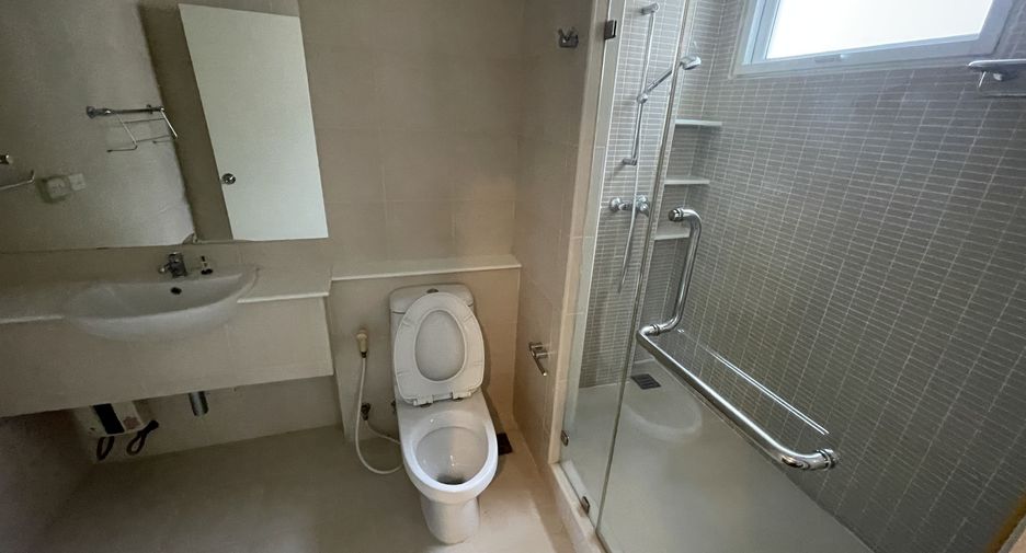 For rent 4 bedrooms house in Watthana, Bangkok