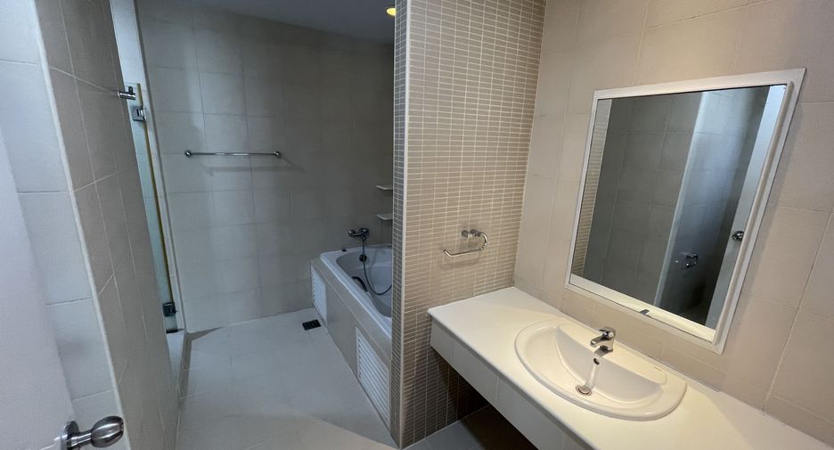 For rent 4 bedrooms house in Watthana, Bangkok