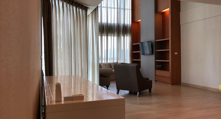 For rent 2 bedrooms condo in Pathum Wan, Bangkok